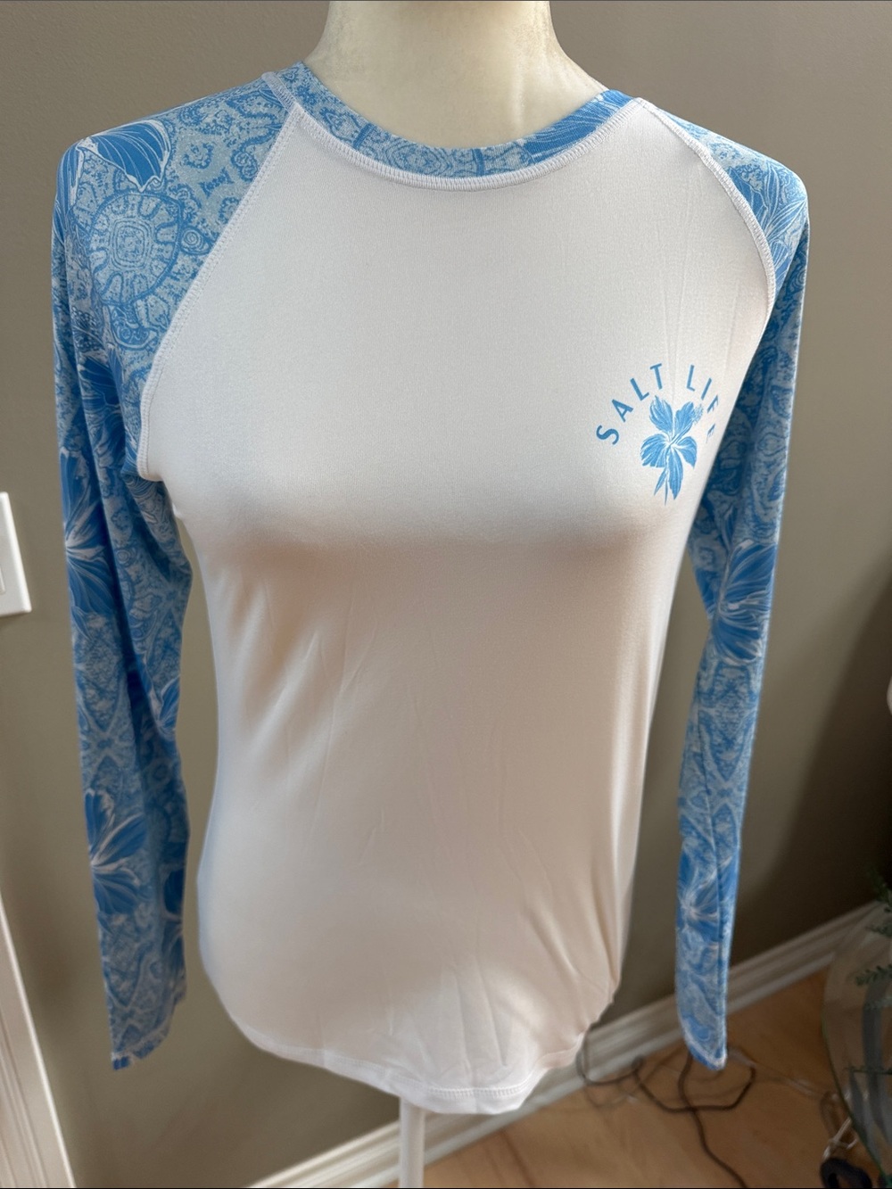 NWT Salt Life Women’s Long Sleeve Performance Shirt Blue & White Floral UV Top S